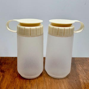 Vintage 1980s Rubbermaid Servin' Salt & Pepper Shakers – Almond Flip Top Lids – Clear Plastic Camping Travel Shakers – Retro Kitchenware Set