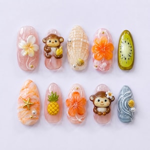 Könnte beinhalten: Zehn künstliche Fingernägel mit verschiedenen Designs, darunter ein Affe, eine Muschel, eine Blume, eine Kiwischeibe, ein Seestern und eine Ananas. Die Nägel sind in Rosa-, Orange- und Blautönen gehalten.
