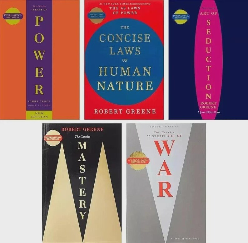 K&ouml;nnte beinhalten: Eine Sammlung von f&uuml;nf B&uuml;chern von Robert Greene, darunter The 48 Laws of Power, The Concise Laws of Human Nature, The Art of Seduction, Mastery und The 33 Strategies of War, jedes mit einem eigenen Buchcover mit kr&auml;ftiger Typografie und Farben.