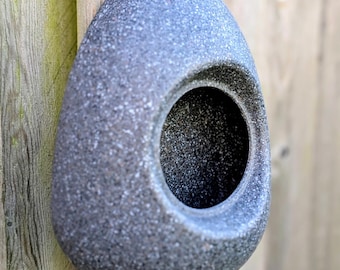 Comedero y bebedero para pájaros con forma de bellota / Forma escultórica para jardín que atrae la fauna silvestre / Diseño exterior con efecto piedra / Fabricado en el Reino Unido