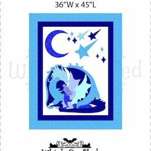 Op de afbeelding: Een ingelijst kunstwerk getiteld "Dragon's Nest" uit de Mythical Mothers-serie. De afbeelding toont een blauwe draak met een halve maan en sterren. Het kunstwerk is 91 cm breed en 114 cm lang.