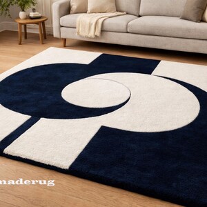 Tapis en laine tufté main | Tapis géométrique moderne bleu marine et crème pour salons de luxe