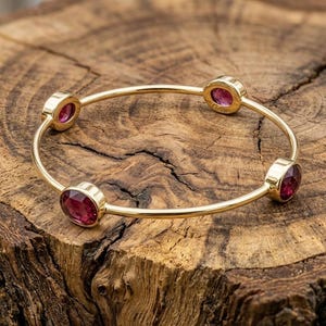 Förgylld mässingsarmband, Bezelset med röd turmalinarmband, Stapelbara bohemiska smycken