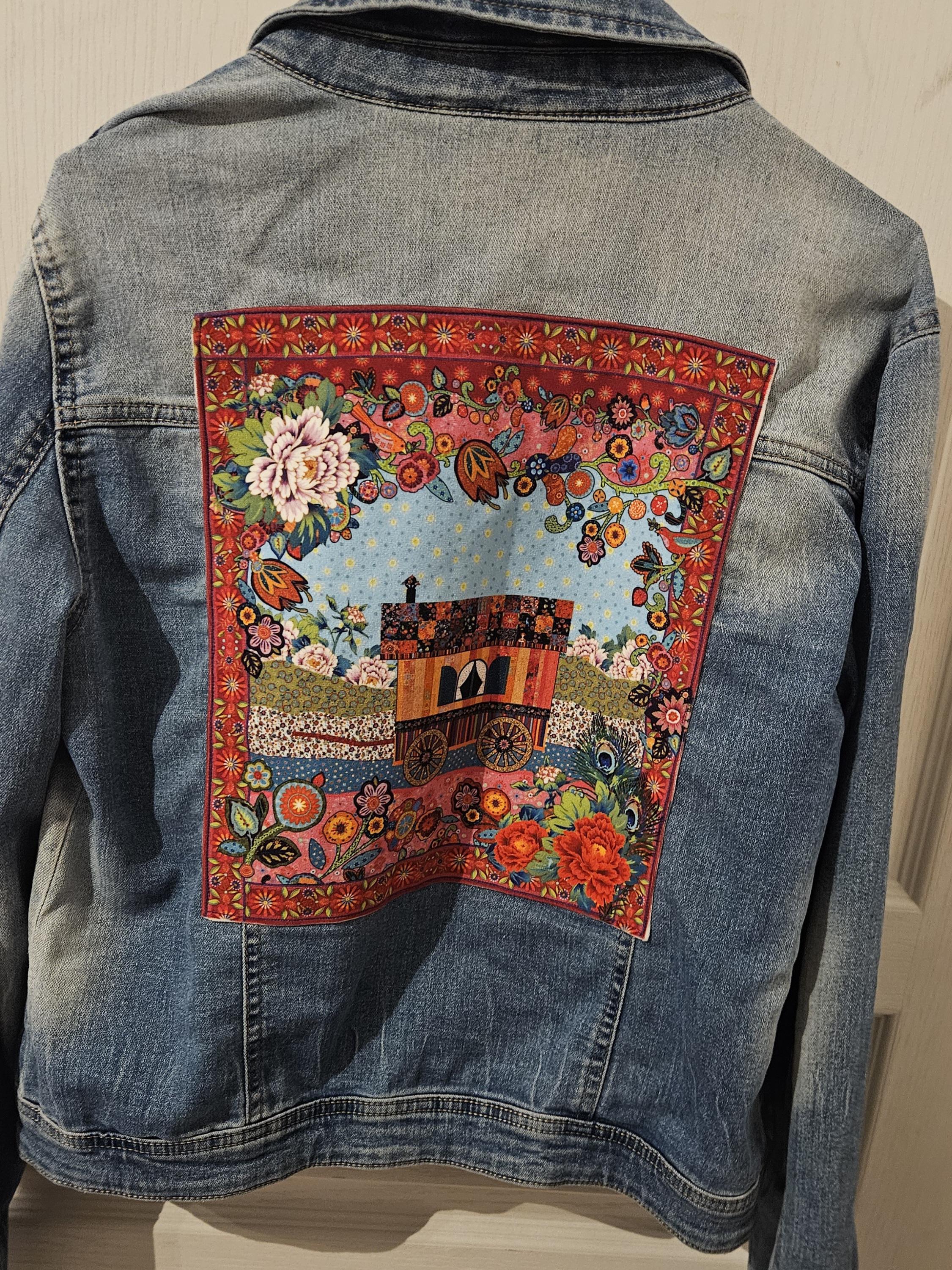 Tenue avec un jean brodé fleurs, le jean phare du printemps 2017
