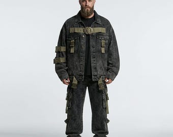 Conjunto de chaqueta vaquera táctica para hombre, detalles de hebilla y correa utilitaria, atuendo urbano cyberpunk para festivales.
