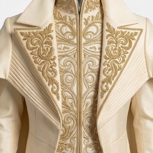 Puede incluir: Chaqueta formal de color marfil con intrincados bordados dorados. La chaqueta presenta un cuello alto, solapas detalladas y patrones dorados ornamentados en la parte delantera. El dise&ntilde;o incluye pliegues y un corte entallado.
