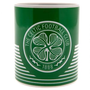 Puede incluir: Una taza de cerámica verde con el logotipo circular blanco del Celtic Football Club, que incluye un diseño de trébol de cuatro hojas y el año 1888. La taza está decorada con líneas blancas horizontales que envuelven la parte inferior.