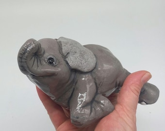 Elefante bebé de la suerte, cerámica de gres, hecho a mano, pieza única.