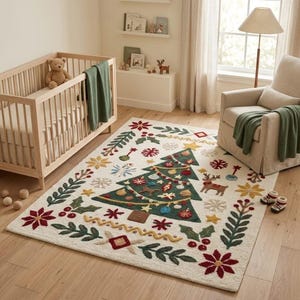 Op de afbeelding: Een rechthoekig vloerkleed met een gebroken witte achtergrond met een centrale groene kerstboom, omringd door kleurrijke kerstmotieven zoals rode kerststerren, groene hulstbladeren, bruine rendieren, gele sterren en diverse ornamenten.
