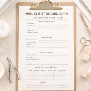 Op de afbeelding: Een klembord met een formulier "NAIL CLIENT RECORD CARD", omringd door manicuregereedschap. Het formulier bevat secties voor klantinformatie, nagelgeschiedenis, gebruikt product en afspraakgeschiedenis. Gereedschappen omvatten nagelvijlen, tondeuses en nagellakflessen.