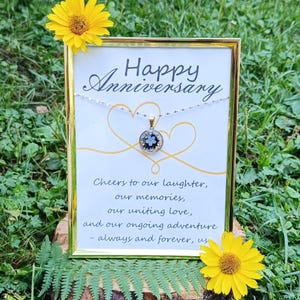 Peut inclure: Une tasse en céramique blanche avec une anse noire et le texte "But First, Coffee" en gras noir. La tasse est posée sur un fond neutre, soulignant son design simple.