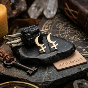 Sterlingzilveren Black Moon Lilith-oorbellen, minimalistische sieraden met occult symbool