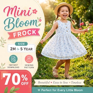 Può includere: Una bambina indossa un vestito bianco con motivi floreali blu e un cappello di paglia, sorridendo in un giardino. L'abito ha bottoni di legno e una gonna svasata. Il testo sull'immagine recita "Mini Bloom Frock" e "2M a 5 anni".