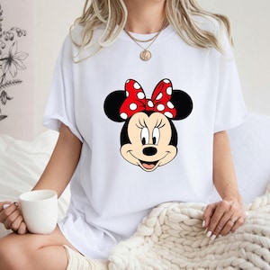 Op de afbeelding: Een witte keramische mok met een zwart handvat en de tekst "But First, Coffee" in een handschriftstijl. De mok staat op een wit oppervlak. De mok is ongeveer 10 cm hoog.