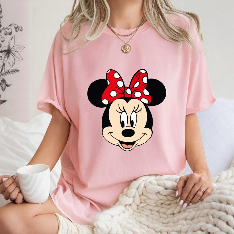 Op de afbeelding: Een set van drie keramische mokken met een gespikkelde, matte afwerking. De mokken zijn in tinten cr&egrave;me, lichtgrijs en donkergrijs. Elke mok heeft een eenvoudig, minimalistisch ontwerp, perfect voor koffie of thee.