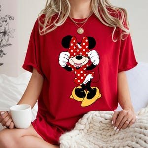 K&ouml;nnte beinhalten: Rustikales Holzschild mit dem Text "Welcome to our home" in wei&szlig;er Schrift. Das Schild hat eine Used-Optik und ein schlichtes, einladendes Design, ideal f&uuml;r die Dekoration der Haust&uuml;r.