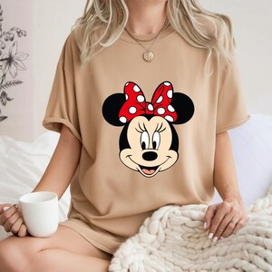 Op de afbeelding: Een set van drie keramische mokken met een gespikkelde, matte afwerking. De mokken zijn in cr&egrave;me, lichtgrijs en donkergrijs. Elke mok heeft een eenvoudig, minimalistisch ontwerp.