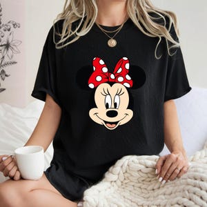 Op de afbeelding: Een set van drie keramische mokken met een gespikkelde, matte afwerking. De mokken zijn in cr&egrave;me, lichtgrijs en donkergrijs. Elke mok heeft een eenvoudig, minimalistisch ontwerp.