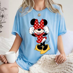 K&ouml;nnte beinhalten: Rustikales Holzschild mit dem wei&szlig;en Schriftzug "Welcome to our home". Das Schild hat eine Used-Optik und ein schlichtes, einladendes Design, perfekt f&uuml;r eine Veranda oder einen Eingangsbereich.