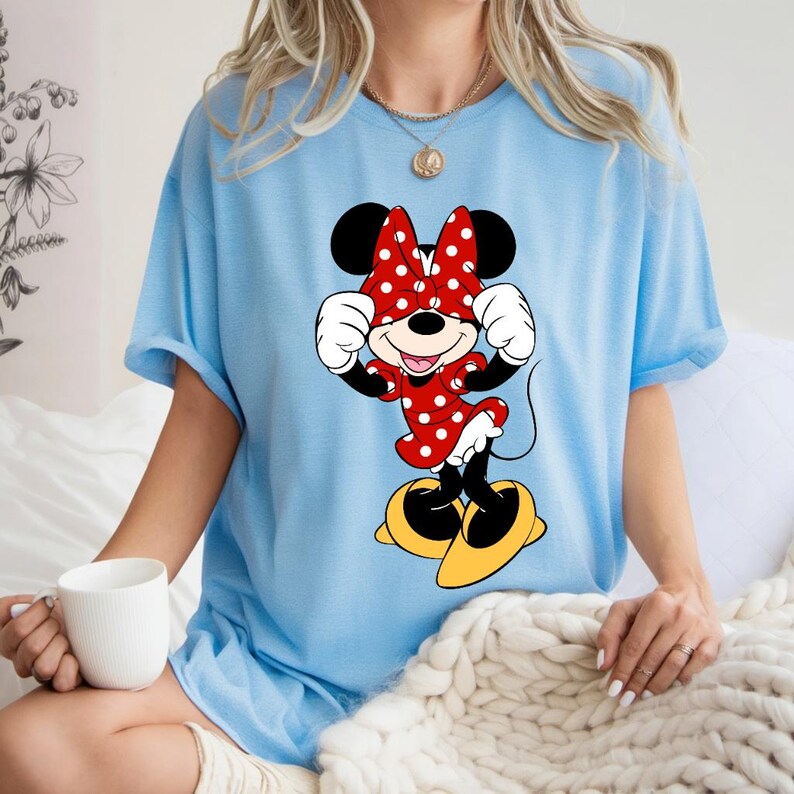 K&ouml;nnte beinhalten: Rustikales Holzschild mit dem wei&szlig;en Schriftzug "Welcome to our home". Das Schild hat eine Used-Optik und ein schlichtes, einladendes Design, perfekt f&uuml;r eine Veranda oder einen Eingangsbereich.