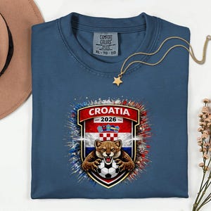 Comfort Colors® Croatia Mascot Soccer Shirt, World Tournament 2026 Gift Graphic Tee, Football Jersey Style Sports Fans Unisex T-Shirt Bild 2