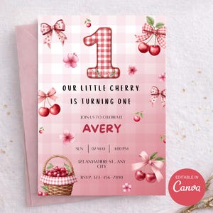 Può includere: Un invito rosa e bianco a quadretti con illustrazioni di ciliegie e fiocchi. Il testo recita "Our Little Cherry is Turning One" e include i dettagli per una festa di primo compleanno, incluso il nome "Avery".