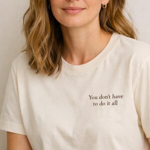 Camiseta de autocuidado, camiseta minimalista de salud mental, no tienes que hacerlo todo, estética de vida suave, camiseta de apoyo para el agotamiento