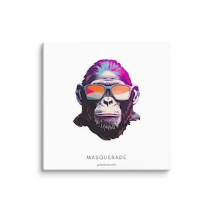 Könnte beinhalten: Quadratischer Leinwanddruck mit einem stilisierten Schimpansen mit Sonnenbrille. Das Fell des Affen ist dunkelbraun, mit lila und blauen Akzenten. Die Sonnenbrille hat orangefarbene und türkisfarbene Akzente. Das Wort "MASQUERADE" ist darunter gedruckt.