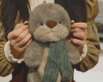 Lontra de Pelúcia Macia com Cachecol de Tricô | Brinquedo Companheiro da Floresta