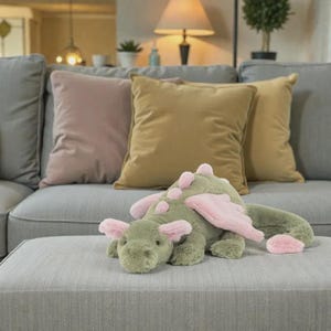 Dragón verde de peluche kawaii: decoración de habitación, un compañero de abrazos acogedor imagen 3
