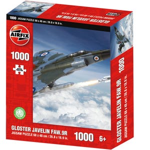 Puede incluir: Caja roja de un rompecabezas de 1000 piezas con una imagen de un avión de combate Gloster Javelin FAW.9R en vuelo. La caja incluye el logotipo de Airfix y las dimensiones del rompecabezas de 68 x 48 cm / 26.8 x 18.9 in.