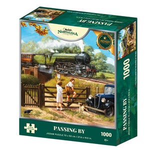 Peut inclure: Boîte de puzzle de 1000 pièces intitulé « Passing By ». L'image montre un train à vapeur vert, des enfants, un chien et une voiture ancienne. Le puzzle mesure 70 x 50 cm (27,6 x 19,5 pouces).