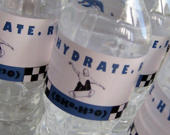 Könnte beinhalten: Eine Gruppe durchsichtiger Plastikwasserflaschen mit Etiketten, auf denen "HYDRATE. (SK8.H2O)" steht und ein Cartoon-Skateboarder abgebildet ist. Die Etiketten haben auch ein Schachbrettmuster in Schwarz und Weiß.