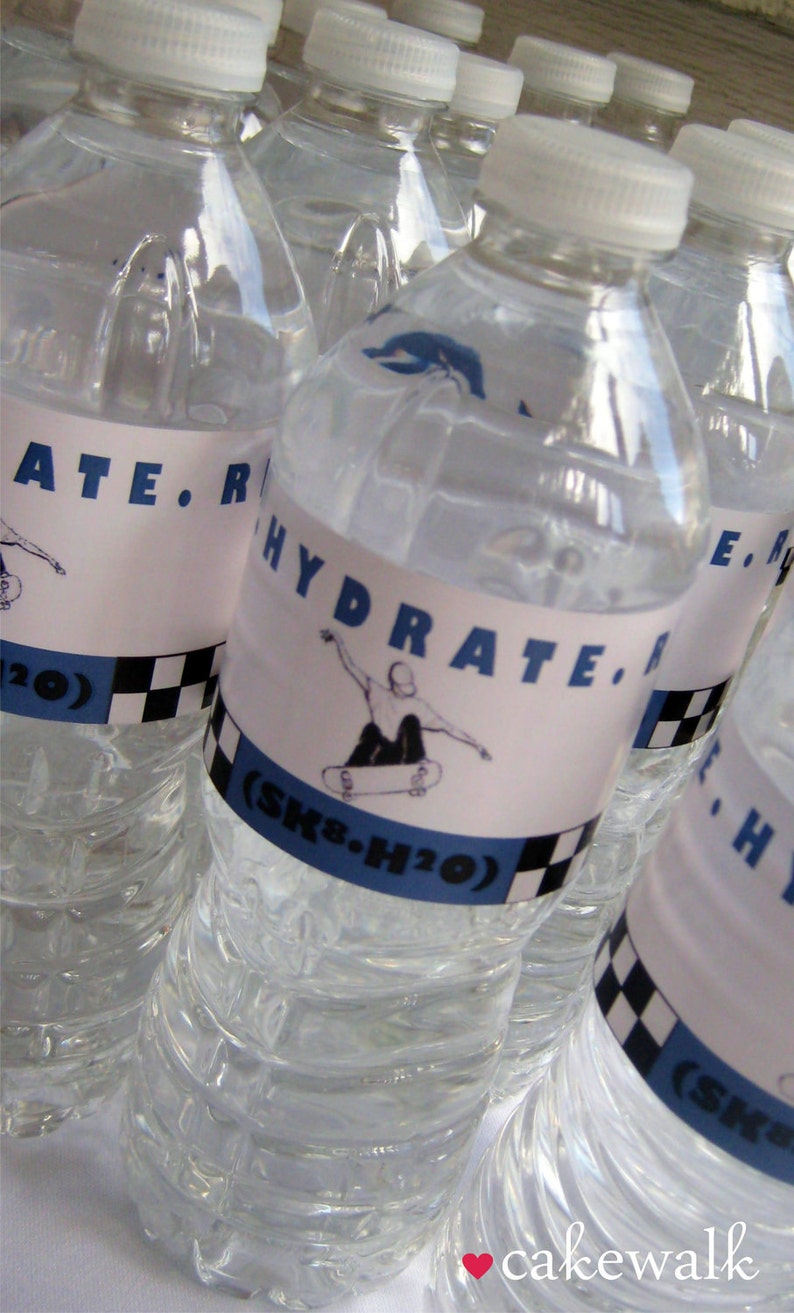 Puede incluir: Un grupo de botellas de agua de pl&aacute;stico transparente con etiquetas que dicen "HYDRATE. (SK8.H2O)" y presentan un dibujo animado de un patinador. Las etiquetas tambi&eacute;n tienen un patr&oacute;n de cuadros en blanco y negro.