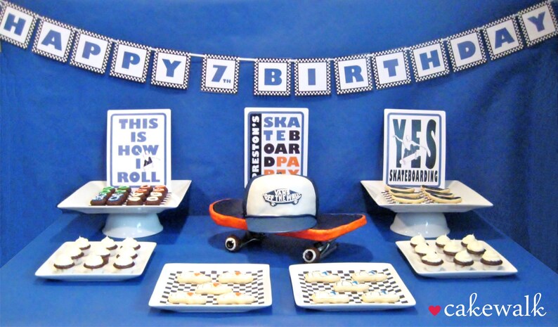 K&ouml;nnte beinhalten: Ein Desserttisch f&uuml;r eine Geburtstagsparty mit blauem Hintergrund und einem Banner mit der Aufschrift "Happy 7th Birthday". Es gibt drei wei&szlig;e Kuchenst&auml;nder mit verschiedenen Desserts, darunter Cupcakes, Kekse und Brownies. Der mittlere Kuchenst&auml;nder hat ein Skateboard mit einem Vans-Hut darauf. Es gibt auch drei Schilder mit dem Text "This is how I roll", "Preston's Skateboard Party" und "Yes Skateboarding".