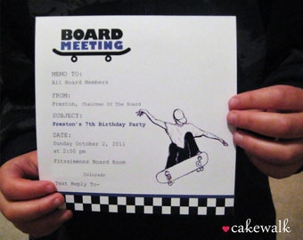 Könnte beinhalten: Eine weiße Einladung mit schwarzem Text und einer Schwarzweißillustration eines Skateboarders. Der Text lautet "Board Meeting" und enthält Details zu Prestons 7. Geburtstagsparty. Die Party findet am Sonntag, den 2. Oktober 2011 um 14:00 Uhr im Fitzsimmons Board Room in Colorado statt.