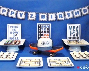 Könnte beinhalten: Ein Desserttisch für eine Geburtstagsparty mit blauem Hintergrund und einem Banner mit der Aufschrift "Happy 7th Birthday". Es gibt drei weiße Kuchenständer mit verschiedenen Desserts, darunter Cupcakes, Kekse und Brownies. Der mittlere Kuchenständer hat ein Skateboard mit einem Vans-Hut darauf. Es gibt auch drei Schilder mit dem Text "This is how I roll", "Preston's Skateboard Party" und "Yes Skateboarding".