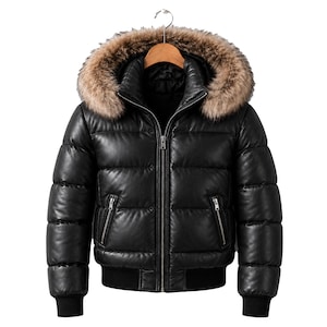 Könnte beinhalten: Eine schwarze Steppjacke mit glatter Oberfläche, ausgestattet mit einem Frontreißverschluss, zwei seitlichen Reißverschlusstaschen und einer Kapuze mit dickem, braun-beigem Kunstfellbesatz. Die Jacke hat schwarze Rippbündchen an Ärmeln und Saum.