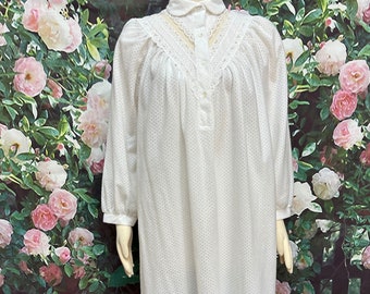 80s Annie White Victorian Style Fleece Robe