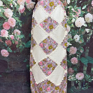 Peut inclure: Panneau en bois rustique avec l'inscription "Welcome to our home" en lettres blanches. Le panneau présente une finition vieillie et un design simple et accueillant, idéal pour la décoration de porte d'entrée.