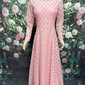 Vestido largo rosa de los años 60 con superposición de encaje y rejilla.