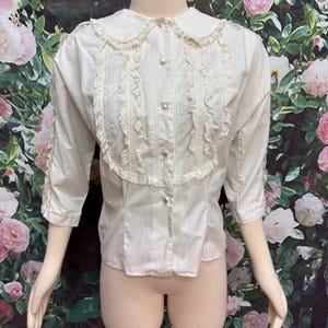Blusa blanca de algodón con volantes y botones de Kerrybrooke, estilo años 60.