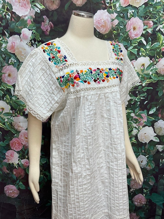 70s Mexican White Lace Dress Embroidered Flowers - image 5
