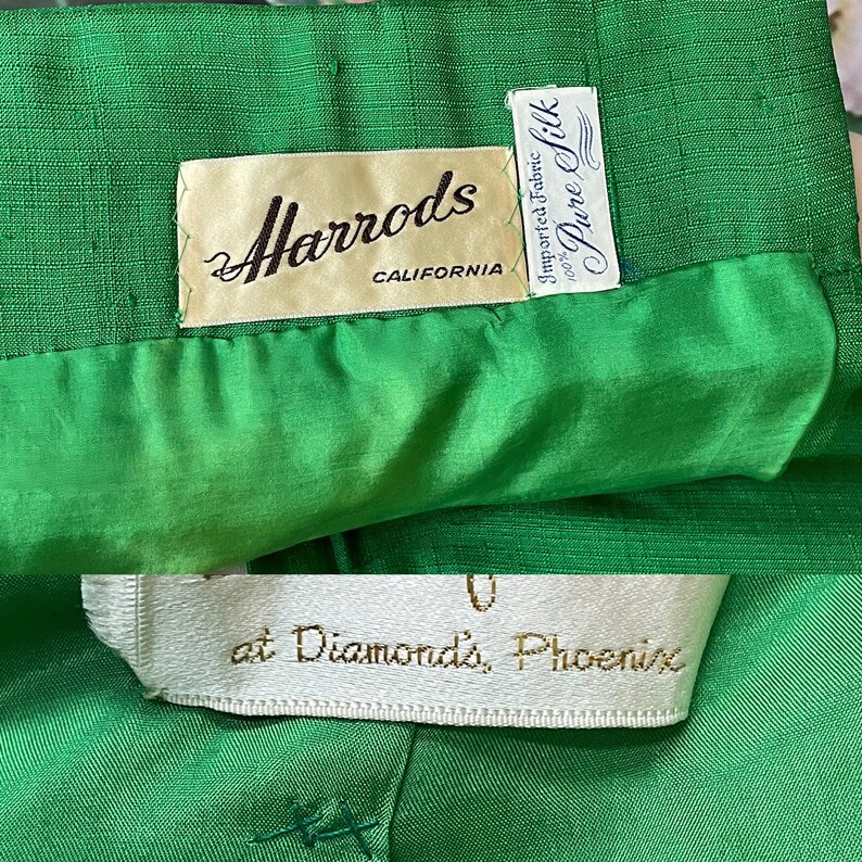 Może przedstawiać: Zbliżenie na zieloną jedwabną sp&oacute;dnicę z dwoma białymi metkami. G&oacute;rna metka zawiera napis "Harrods California", a dolna metka zawiera napis "100% Pure Silk Imported Fabric at Diamonds, Phoenix".