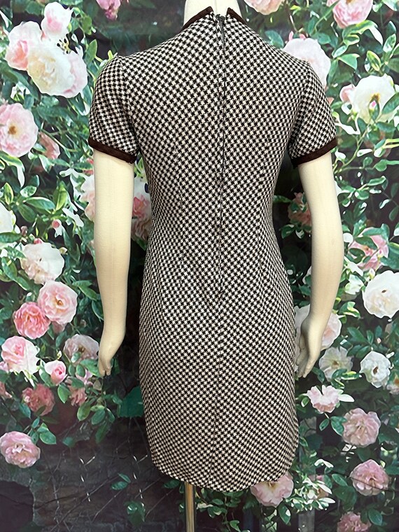 60s Brown Houndstooth Wool Shift Dress - image 7