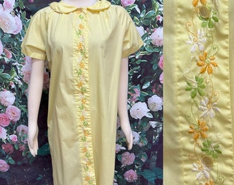 60s Yellow Dressing Robe Embroidered Daisies