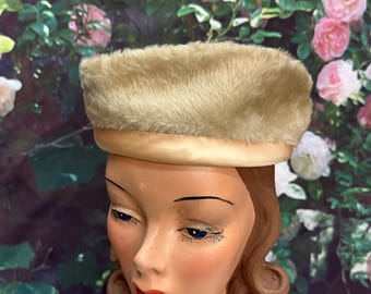 Vintage Parkridge exclusive white fur beaded hat! Rare find, great condition VTG Parkridge Exclusive Designer Vintage Cream Woven Hat  main image 3