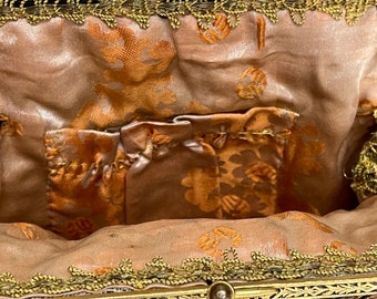 40’s French vintage handbag Vintage French Silk Purse with Ornate Frame. For Sale at