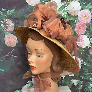 80年代の麦わら帽子、オレンジ色の虹色オーガンザリボン、羽根飾り付きダービーハット