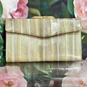 Cartera de mano de piel de anguila color canela de los años 70 en cuero exótico